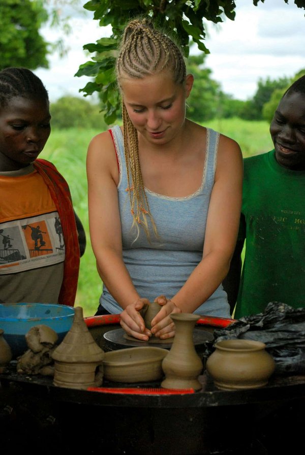 What Are the Benefits of Isokinetic Training Machines for Rehabilitating Knee Injuries in Footballers?